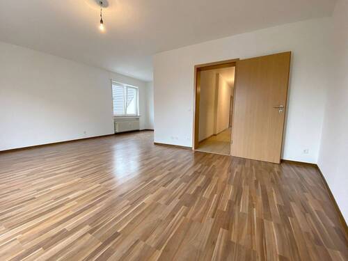 Wohnzimmer mit Balkon_02.JPG - 