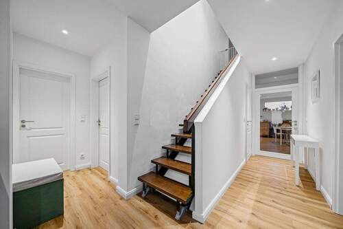 Heller Eingangsbereich - Einfamilienhaus mit 167,00 m&sup2; in Hamburg zum Kaufen