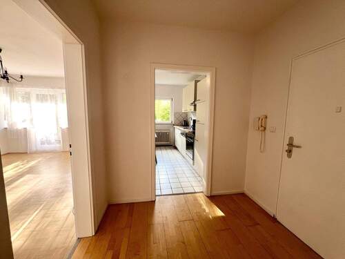 Blick in Küche und Wohnzimmer - Etagenwohnung mit 68,00 m&sup2; in München zum Kaufen