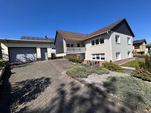 Straßenansicht - 7 Zimmer Mehrfamilienhaus, Wohnhaus zum Kaufen in Nisterau