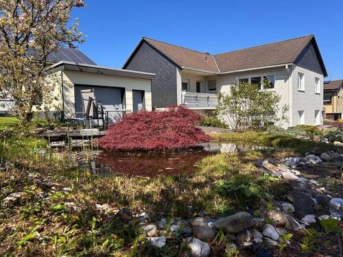 Straßenansicht mit Teich - 7 Zimmer Mehrfamilienhaus, Wohnhaus in Nisterau