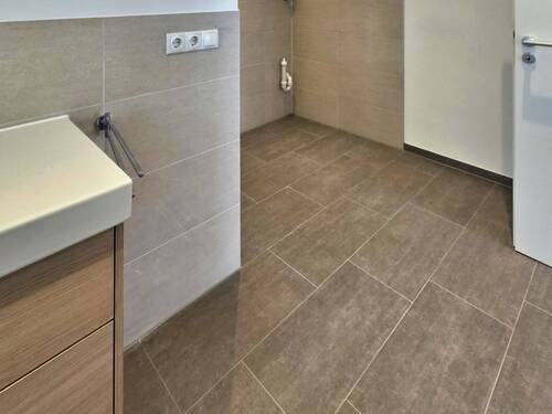 großzügiges Bad mit Platz für Waschmaschine und Trockner - 