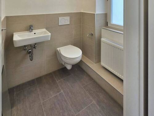 separates WC mit Fenster - 