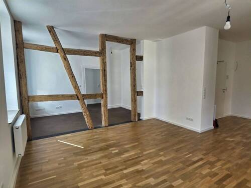 Wohnzimmer mit Blick zum Arbeitsbereich - 2 Zimmer Etagenwohnung in Bad Kissingen