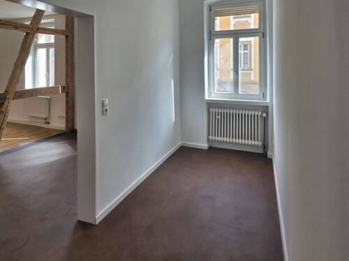 Zwischenflur mit Blick zum Arbeits- und Wohnbereich - 