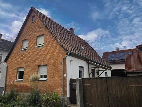 Ansicht von der Straßenseite - 7 Zimmer Einfamilienhaus zum Kaufen in Heustreu