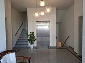 Foyer mit Fahrstuhl - 