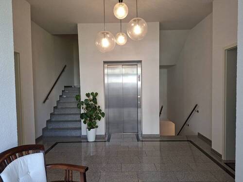 Foyer mit Fahrstuhl - 