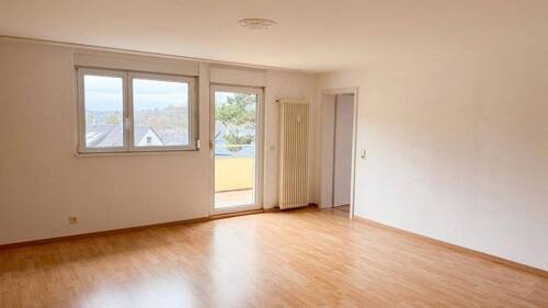 Helles Wohnzimmer mit Balkon - 8 Zimmer Mehrfamilienhaus, Wohnhaus in Baden-Baden