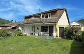 Haus mit Balkon und Terrasse - 
