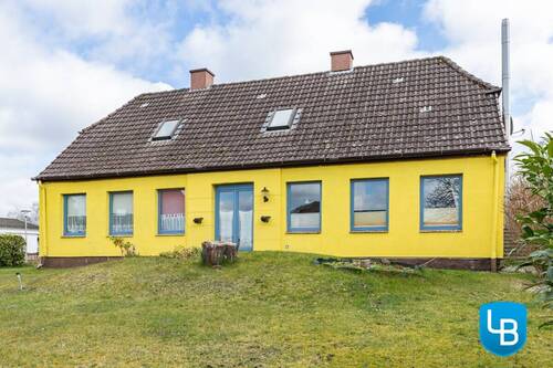 Straßenansicht - 9 Zimmer Mehrfamilienhaus, Wohnhaus in Malente / Kreuzfeld