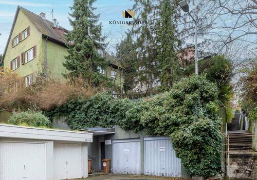 Haus Ansicht mit den 3 rechten Garagen - 