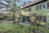 Haus Gartenansicht mit Terrasse - 1 Zimmer Mehrfamilienhaus, Wohnhaus zum Kaufen in Stuttgart