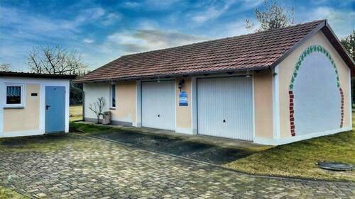 Werkstatt und Doppelgarage - 