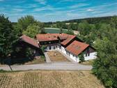 Bild 1 - Vielseitig nutzbares Anwesen mit 5 Wohneinheiten, Lagerhalle und Teich