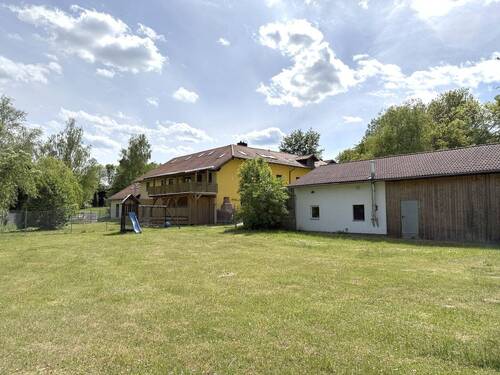 Garten Ostseite - Mehrfamilienhaus, Wohnhaus mit 900,00 m&sup2; in Bad Birnbach / Unterhitzling zum Kaufen