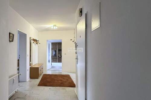 Flur - Etagenwohnung mit 94,20 m&sup2; in Uelzen zum Kaufen