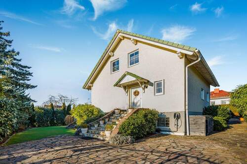Hausansicht - Stilvolle Familienoase in Bohnsdorf - Einfamilienhaus mit Pool und Gartenidylle