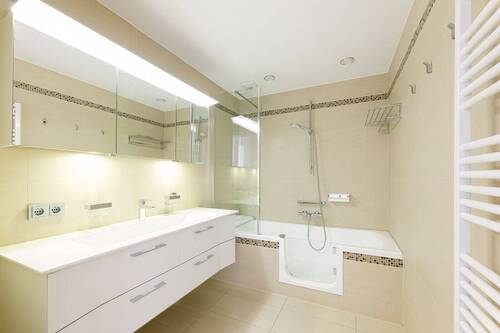 Wannenbad mit Handtuchheizkörper - 