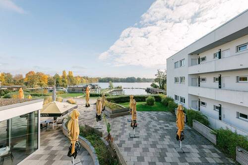 Restaurant mit Außenterrasse im Gebäude - 