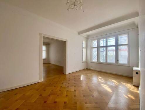 zimmer.JPG - Güntzel-Kiez: bezugsfreie, gepflegte ETW mit Süd-Balkon und Aufzug