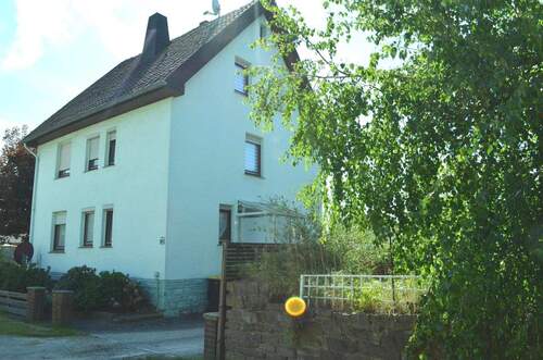 Hauseingang - 6 Zimmer Mehrfamilienhaus, Wohnhaus in Boffzen