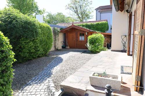 Terrasse und Gartenhaus - 5 Zimmer Einfamilienhaus in Ingolstadt