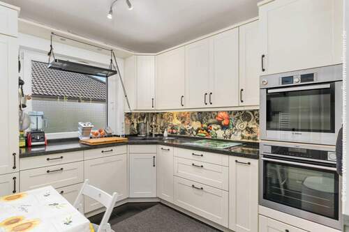 Küche (8,04m²) mit komplett ausgestatteter Einbauküche mit Markengeräten von Bosch und AEG. - 