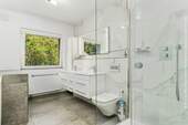 Modernes Tageslichtbad (8,84m²) mit bodengleicher Eckdusche und Doppelwaschbecken. - 