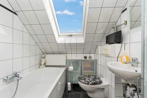 ... und ein Tageslichtbad mit Wanne und Duschvorrichtung. - 