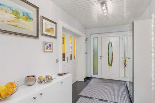 Eingangsflur (10,19m²) mit Doppelflügeltür zum Wohn- / Esszimmer. - Einfamilienhaus mit 161,20 m&sup2; in Reinbek zum Kaufen