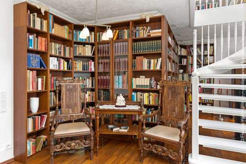 Bibliothek mit Leseecke im Wohn- / Esszimmer. - 
