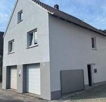 Einfamilienhaus in Gerach mit Balkon und zwei Garagen - attraktive Erweiterungsoption durch angrenzendes Objekt