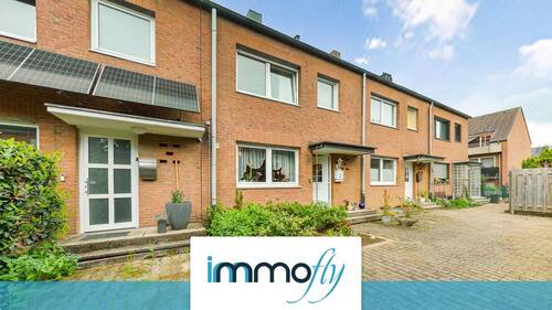 Hausansicht - Gepflegtes Platzwunder: 104m² Wohnspaß + Wohndachgeschoss, Garten-Oase & Kellerbar in Top-Lage!