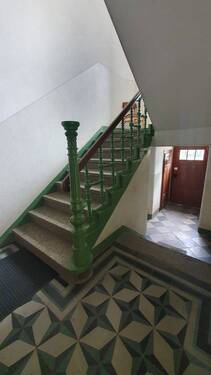 Treppenhaus mit grünem Geländer - 