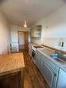 Lange Küche mit Holzmöbeln - 2 Zimmer Etagenwohnung zur Miete in Görlitz