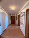 Heller Flur mit Holztür - 2 Zimmer Etagenwohnung in Görlitz