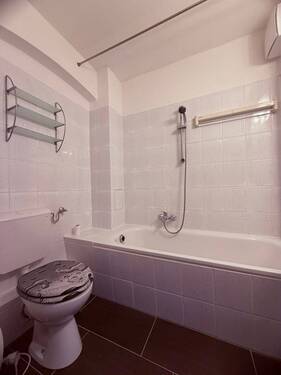 Helles Badezimmer mit Wanne - Etagenwohnung mit 46,00 m² in Görlitz zur Miete