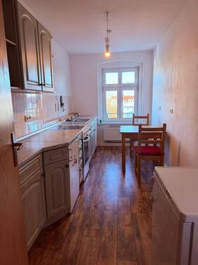 Helle Küche mit Tisch - 