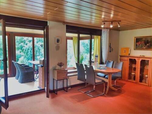 Wohn-Esszimmer mit angrenzender Küche - 8 Zimmer Einfamilienhaus in Bad Gottleuba-Berggießhübel