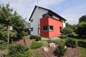 Stilvolles KfW-75-Haus mit Wintergarten in familienfreundlicher Lage - Stilvolles KfW-75-Haus mit Wintergarten in familienfreundlicher Lage