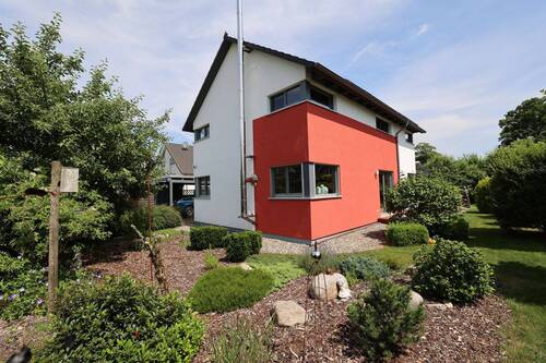 Stilvolles KfW-75-Haus mit Wintergarten in familienfreundlicher Lage - Stilvolles KfW-75-Haus mit Wintergarten in familienfreundlicher Lage