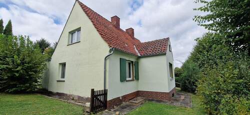 Objektansicht Rückseite - Das kleine Glück im Grünen - 55.000,00 EUR Kaufpreis, ca.  121,00 m² Wohnfläche