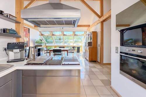 Helle Küche für gesellige Runde - 