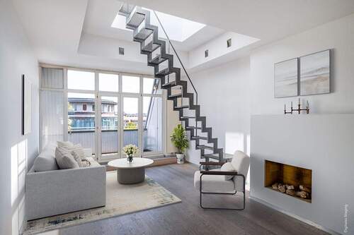 Wohnbereich mit Kamin - Helle Dachgeschosswohnung mit Loggia, Wintergarten und Kamin