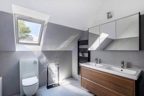 Tageslichtbad mit Wanne und Dusche - 