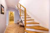 12. Moderne Holztreppe in‘ s Obergeschoss - 