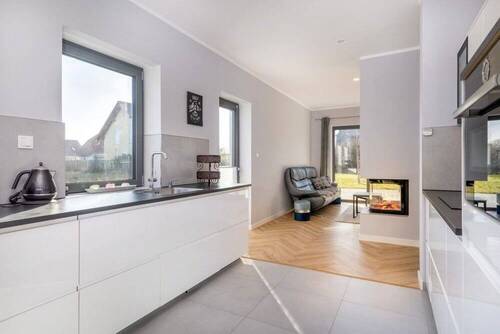 7. Gegenüberliegende moderne Küchenzeile mit Zugan - 