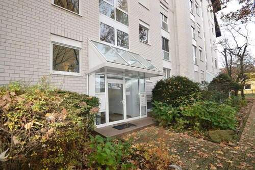 Hauseingang - Traumhafte 3-Zimmer-Wohnung in Langenbei Frankfurt mit großem Balkon