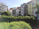 Innenhof im Sommer - Wunderschöne, möblierte 2-Zimmer-Wohnung mit Balkon und Fahrstuh (TG-Stellplatz vorhanden)